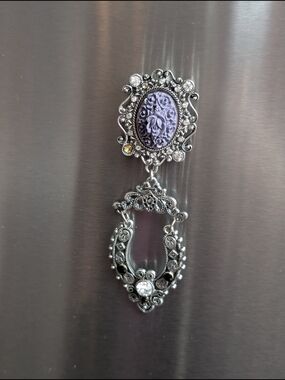 Vintage-Inspired Silver Tone Brooch with Lavender Cameo